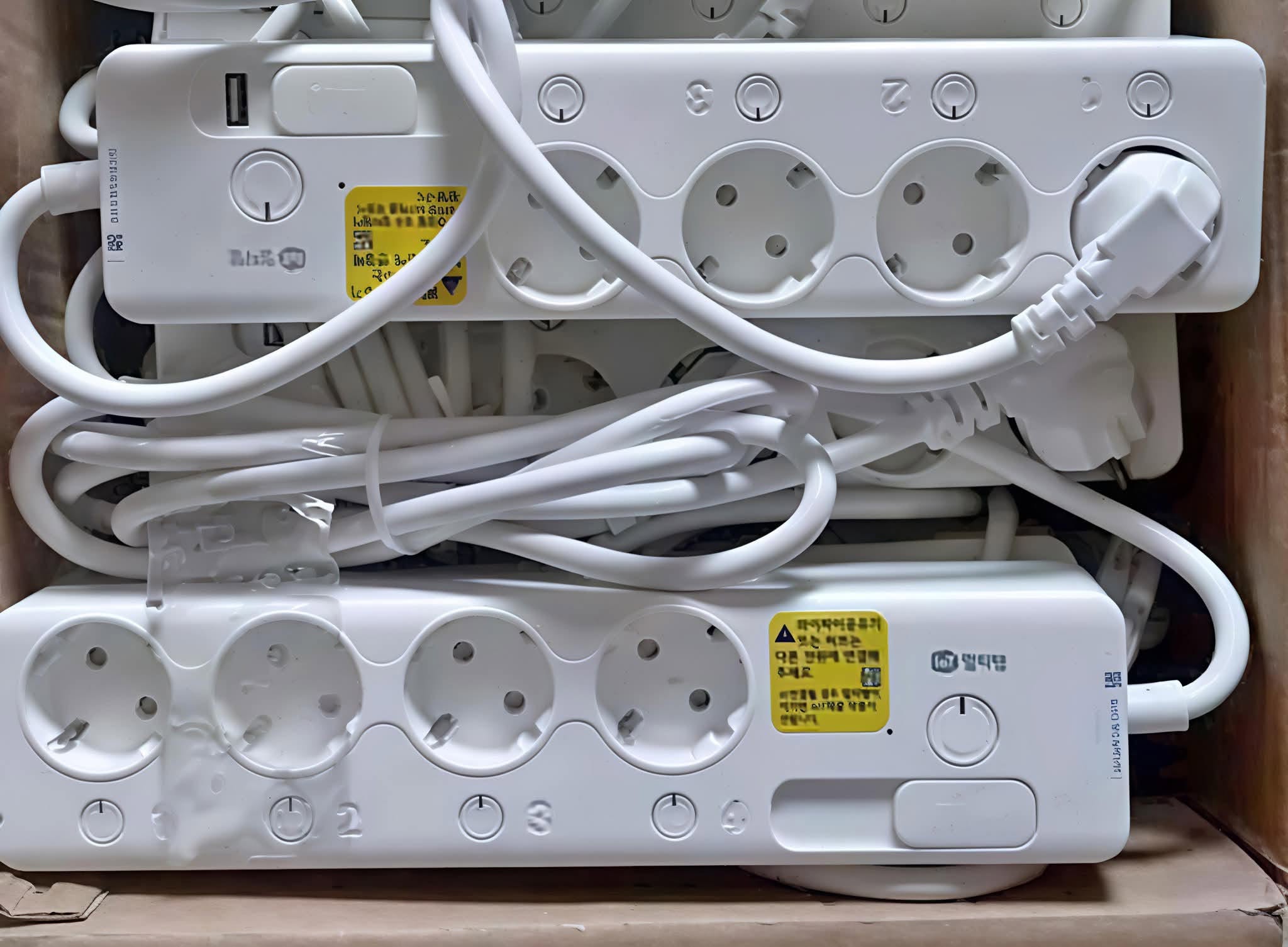 مشترك كهرباء ذكي كوري 4 منافذ + 2 USB بقدرة 16 أمبير مع حماية ذكية وتحكم منفصل 2